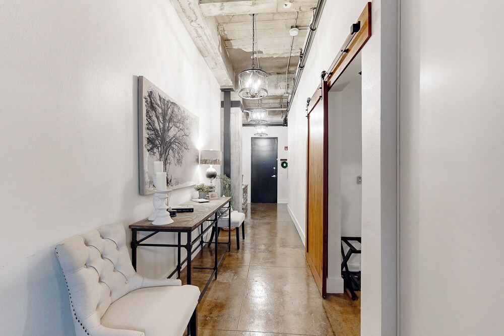 Luxe 1BR Downtown Loft in Historical Building