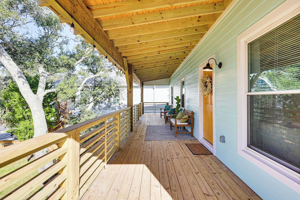3 Blocks to Beach Access: Coastal Carolina Apt