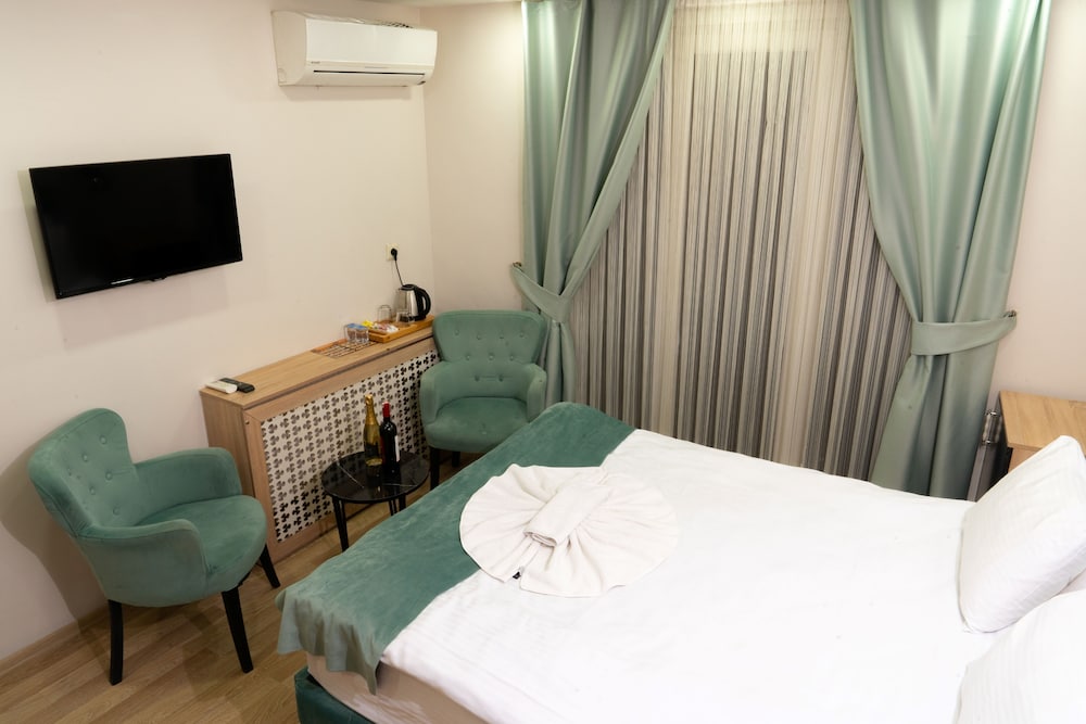 Loss Hotel - Image 30