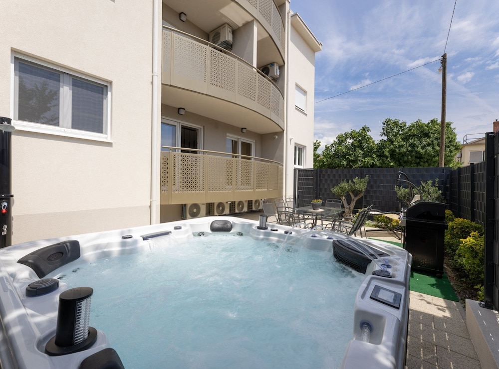 Luxurious and Spacious Apartment With Hot Tub