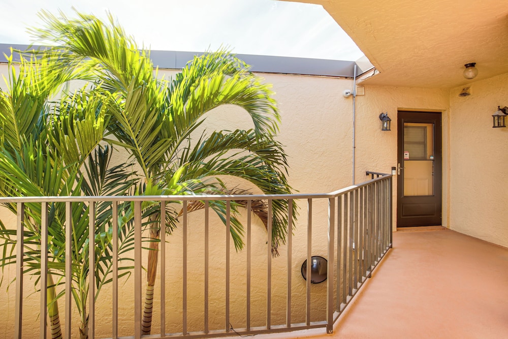 8 Mi to Beach: Modern Condo in Fort Myers!