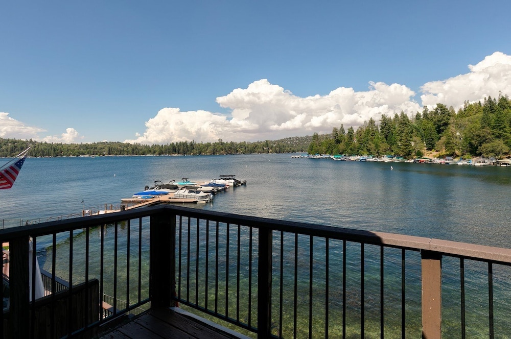Lakeside Comfort 3 Bedroom Condo