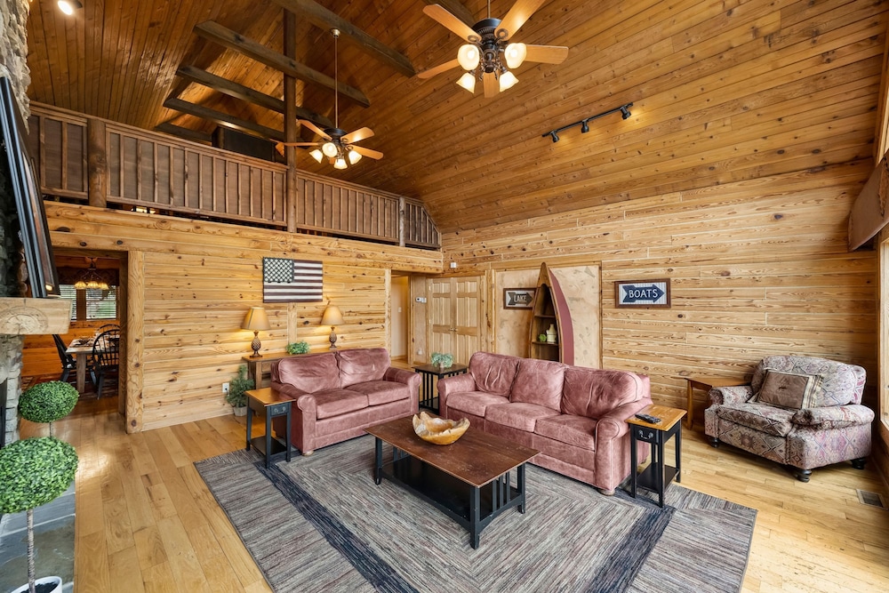 Lakeside Lodge by Avantstay Hot Tub Dock