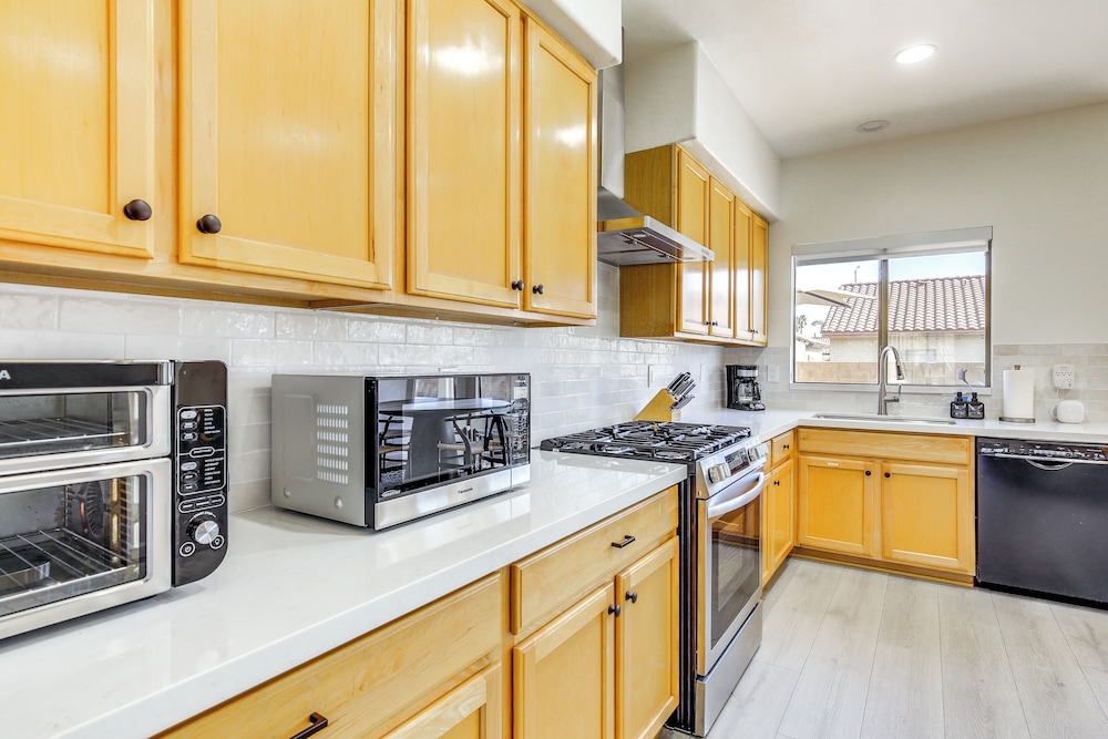 2 Mi to Coachella: Indio Oasis w/ Heated Pool