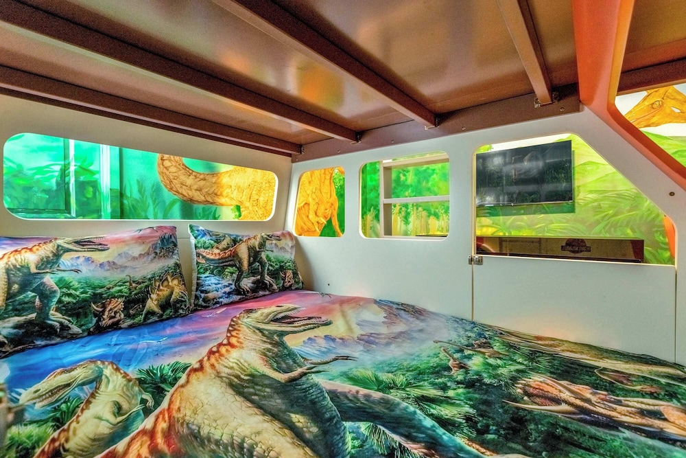 Upstay: Themed Family Home w Pool & Games Room