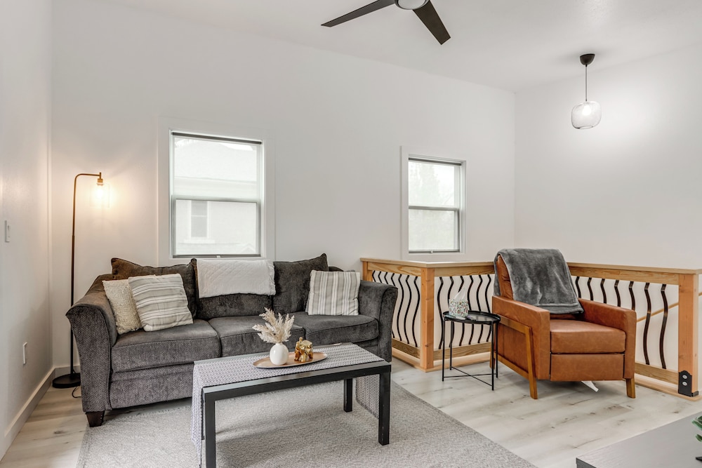 Walk to Shops & Eats: Dtwn Columbus Gem w/ Balcony
