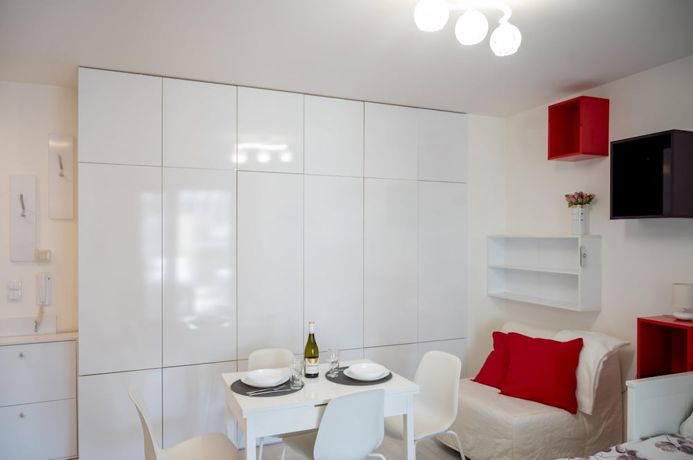 Colorful Studio With Balcony - Free Parking
