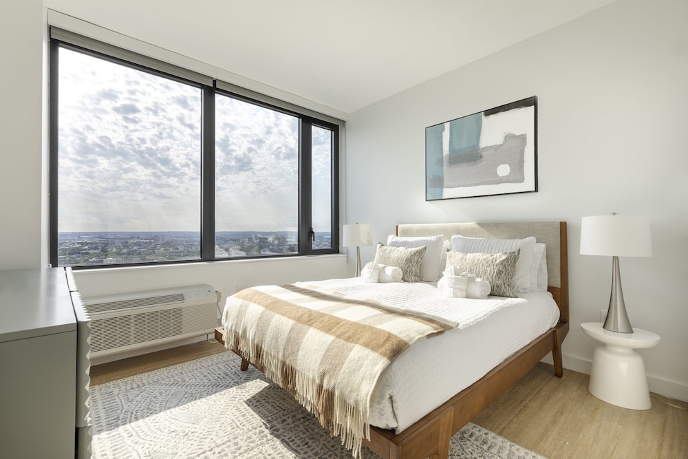 Deedee's Sky Rise Apartments - Newport 2