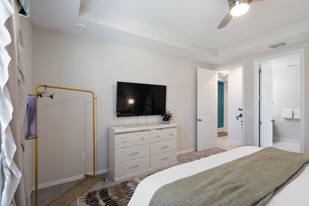 Solara Resort 6 Bedroom Private Pool + Spa Home 6 Home