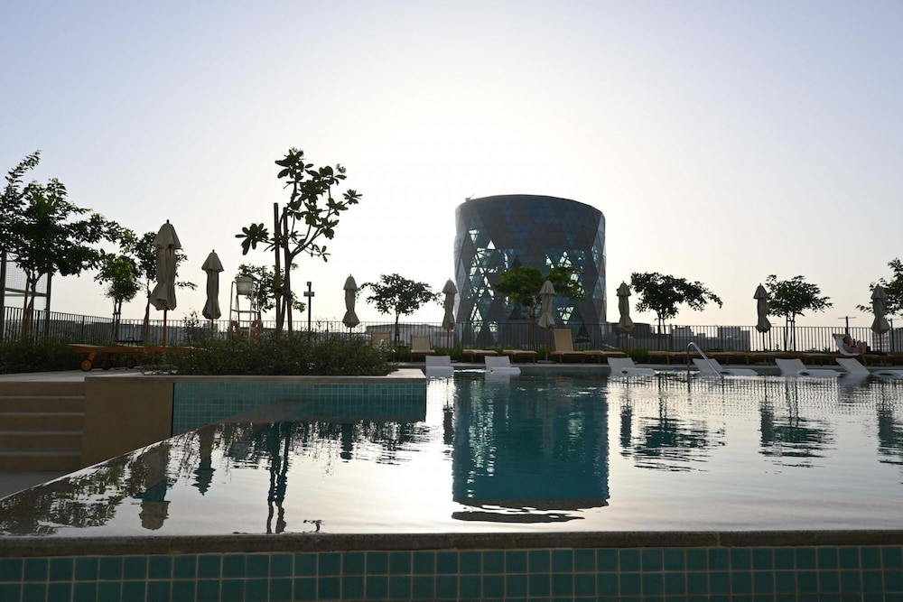 Modern Boho 1BR Sleeps4 Balcony Pool Gym Dxbhills