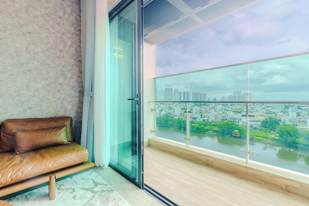 Luxury Vela Luxe - De La Sol Sai Gon