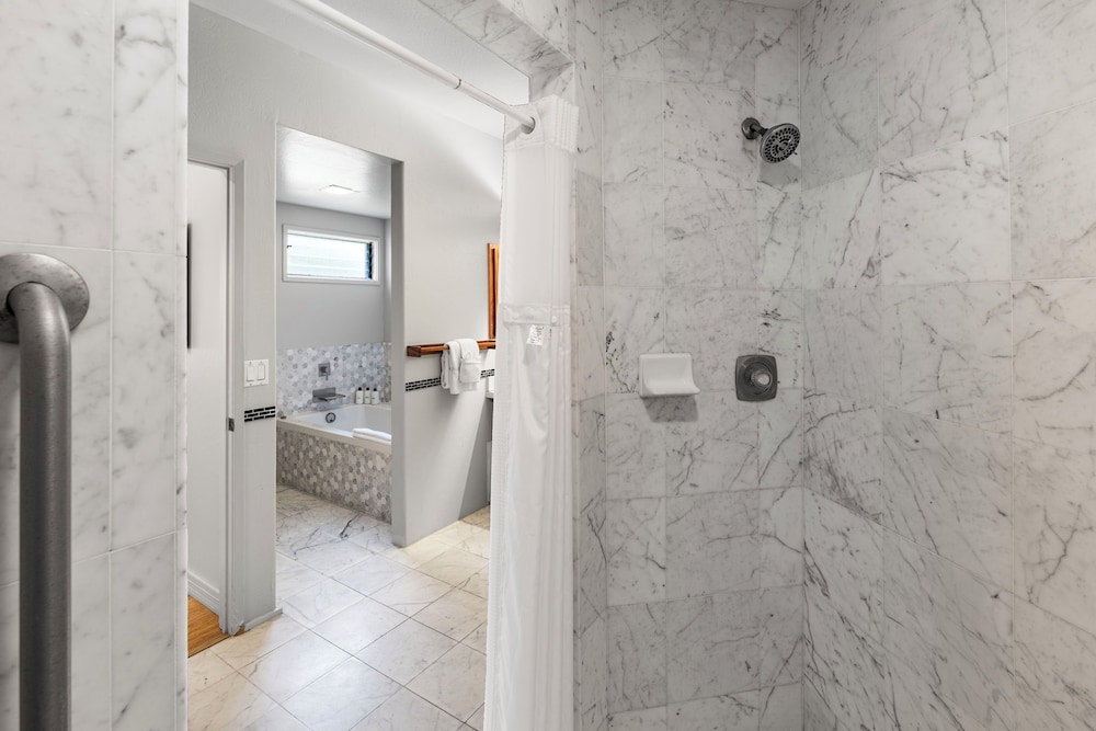 Oceanfront Kanaloa Condo - Pools, Hot Tubs & Sunset Views- Vrkcv