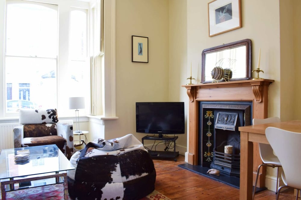 Charming 2 Bedroom Home 3 Near Arsenal Station