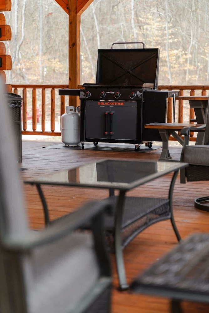 Sleeps 16! Luxury Cabin With Game Room & Hot Tub