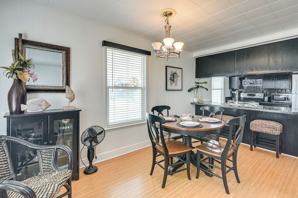 Pet-friendly Galveston Home - Walk to Beaches!