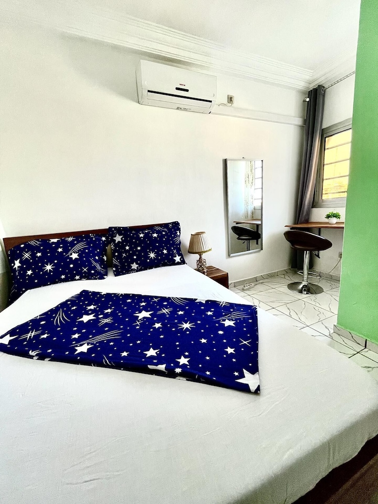1 Bed Studio Sleeps 2 - Secure Parking, Central view 2