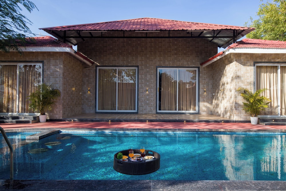 Alaya Stays 5BHK Roohmon's Farm Pvt Pool