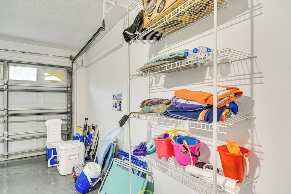 3 Mi to Clearwater Beach: Home w/ Patio & Grill!