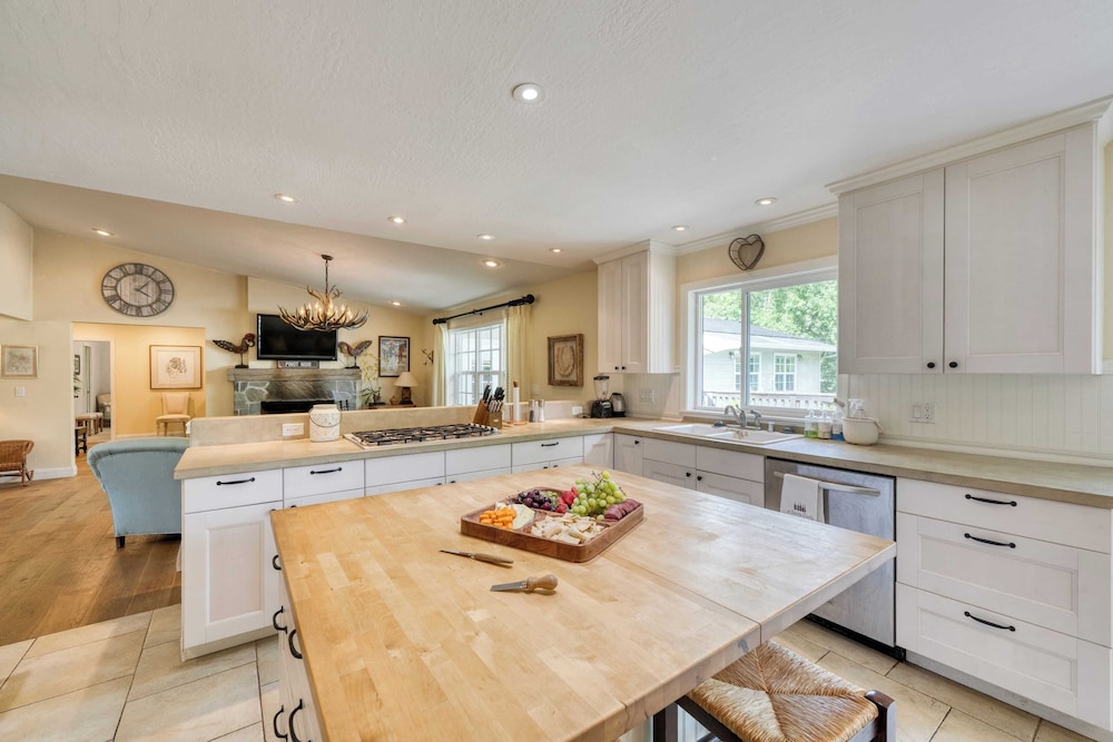 Glen Ellen Escape 5BR Retreat w/ Pool, Hot Tub, Hammocks & Vineyard Views