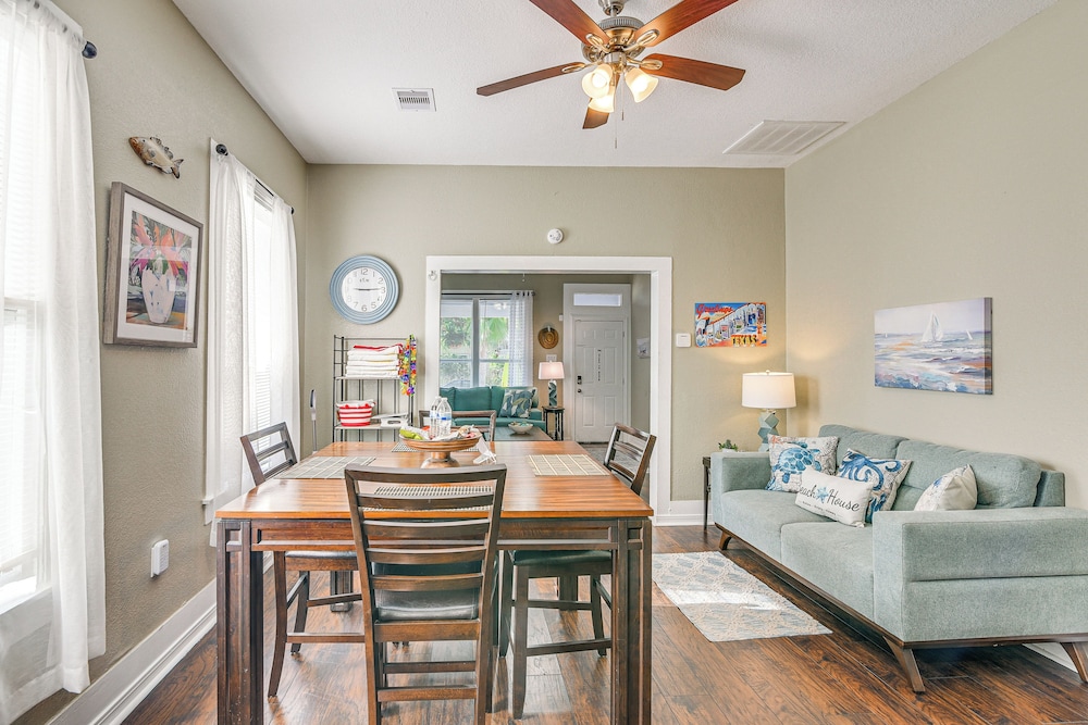 Half Mi to Galveston Seawall: Home w/ Yard & Grill