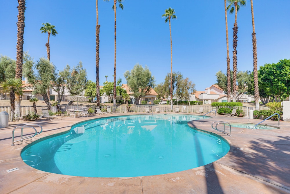 In Golf Course Community: Palm Desert Escape!