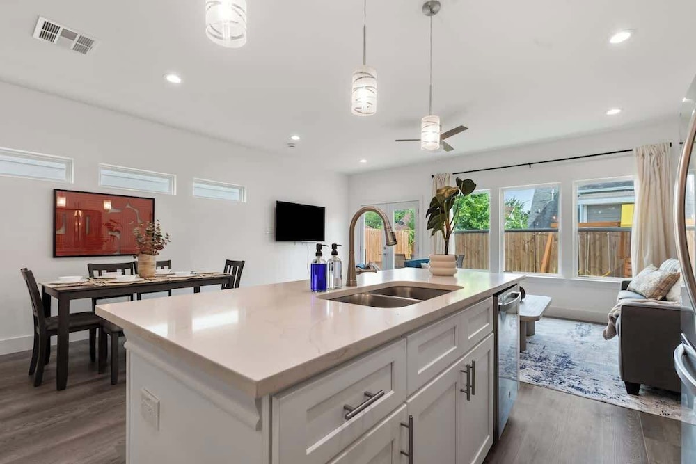 Modern 3BR Family Retreat in Downtown Houston