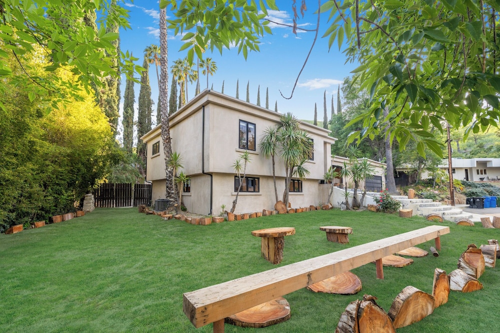 Del Campo Villa - 4BR Woodland Hills Gem With Pool and Cabana