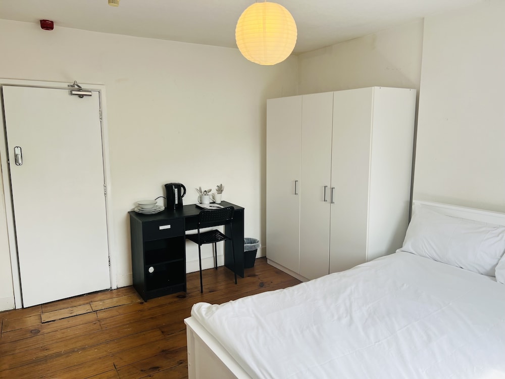 Westbourne Place Townhouse - by Clifton Short Lets view 5