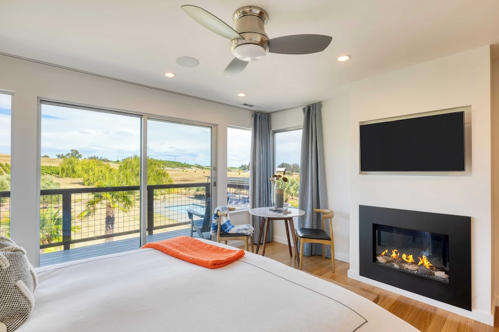 Coplan Vineyards by Avantstay 10-acre Estate w/ Pool, Spa, Bocce & Designer Interiors