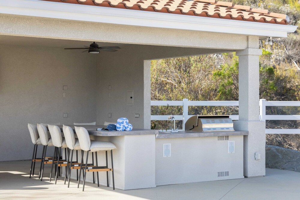 Pool, Views, Hot Tub, Fire Pit & Arcade Vista Clara by Avantstay