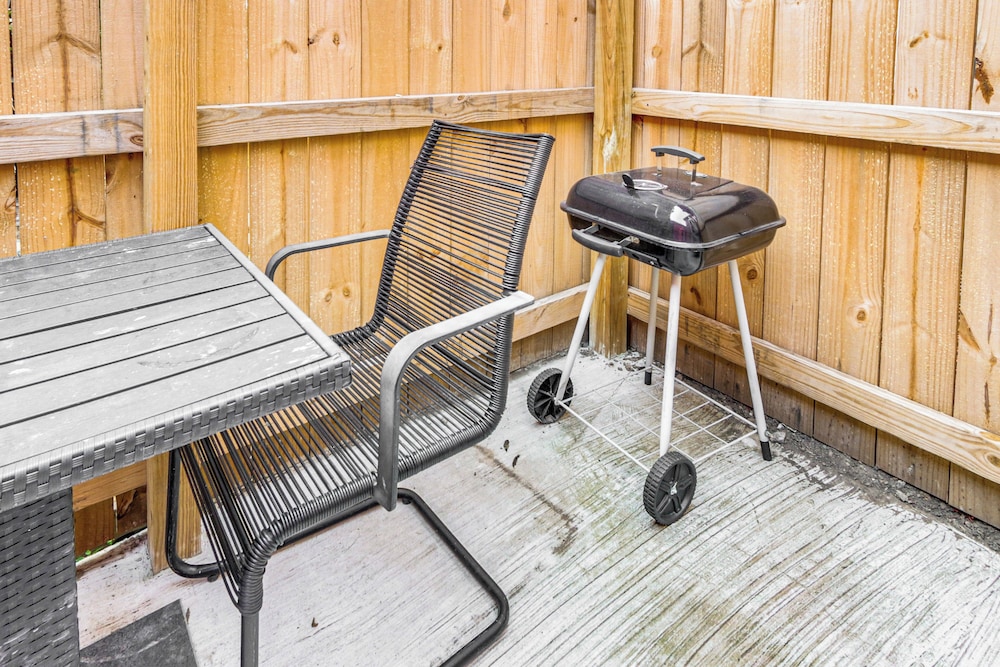 1 Mi to Dtwn Cumberland: Historic Apt w/ Patio!