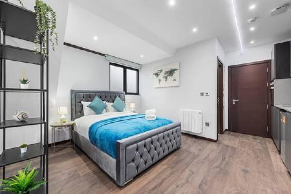 Luxury Spacious 2 Person Suite in North London