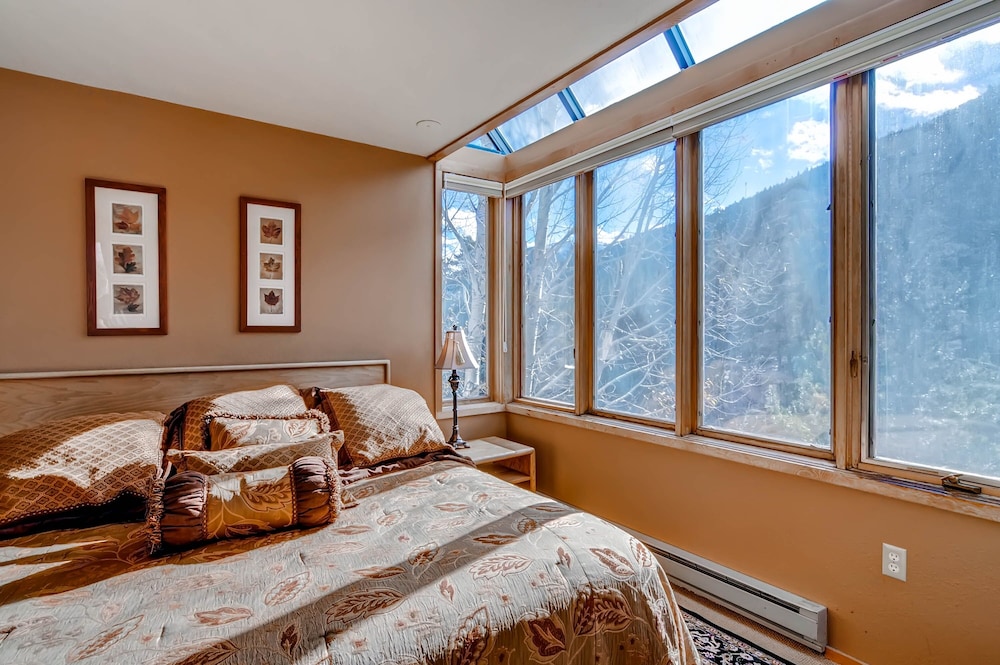 3bdr Condo-master Fireplace, Upgraded Kitchen, Kids Ski Free 3 Bedroom Condo by RedAwning