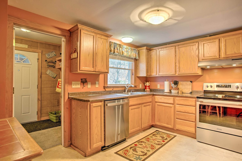 Spacious Bethlehem Mountaintop Home w/ Deck & View