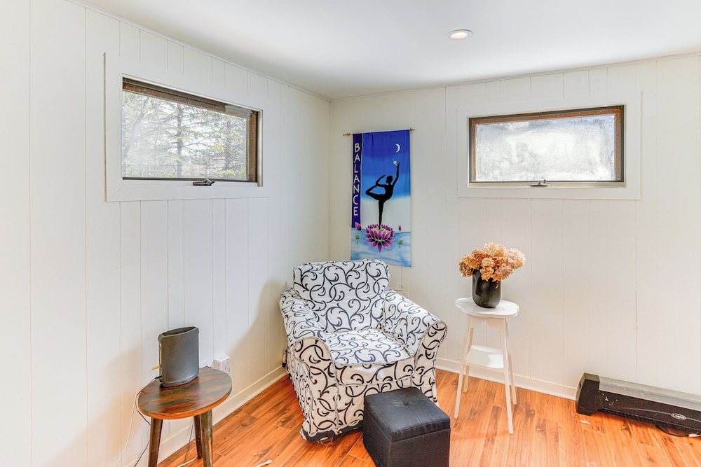Watercrafts & Dock: Stunning Lakehouse in Becket!