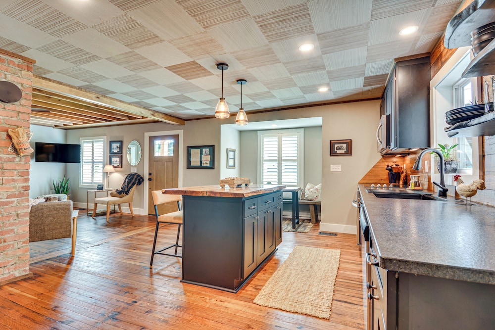Cozy Cottage: Nature-filled Winston-salem Retreat!