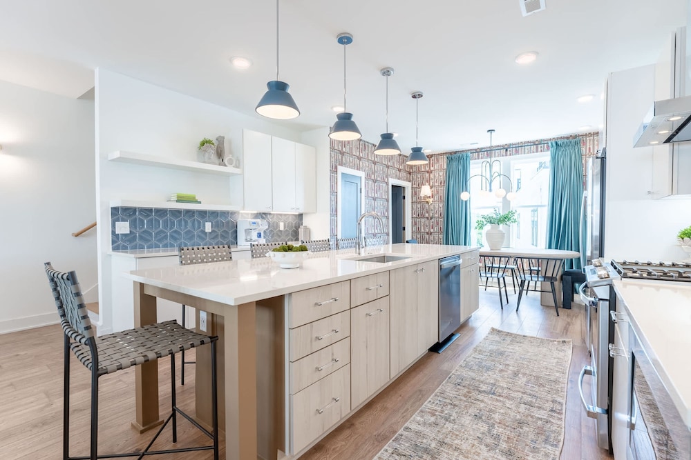 Luxe 4BR Retreat With Hot Tub Skyline Deck
