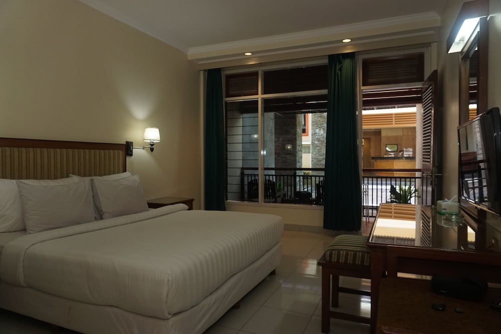 Hotel Puriwisata Baturraden view 2