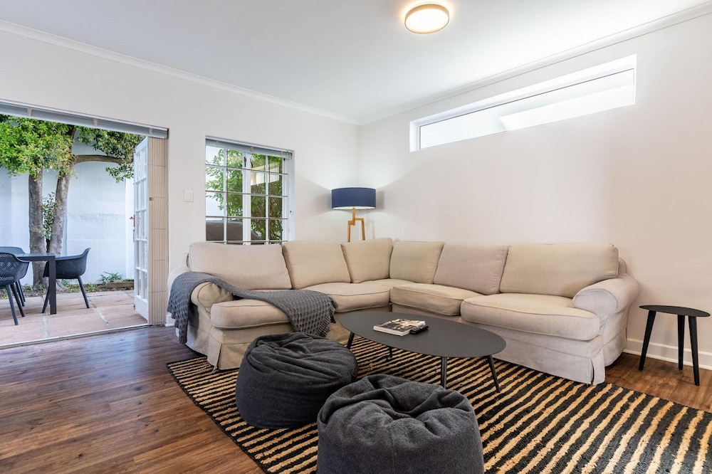 Cape Azure Oasis - Sea Point Retreat With hot tub