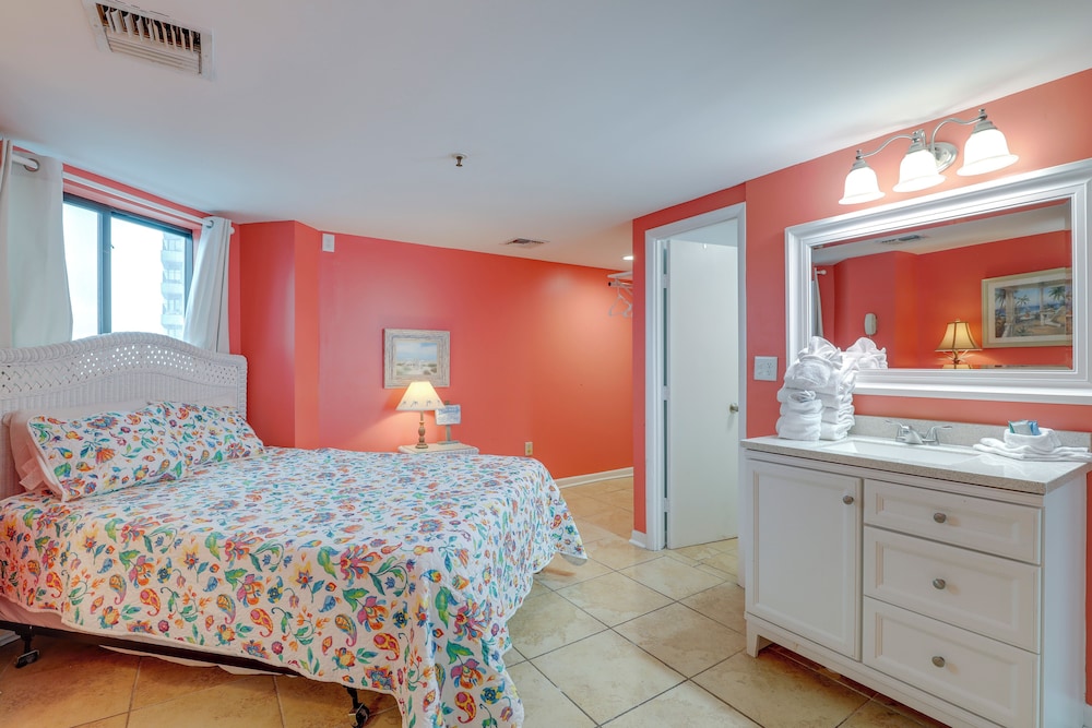 6th-floor Oceanfront Myrtle Beach Condo w/ Balcony