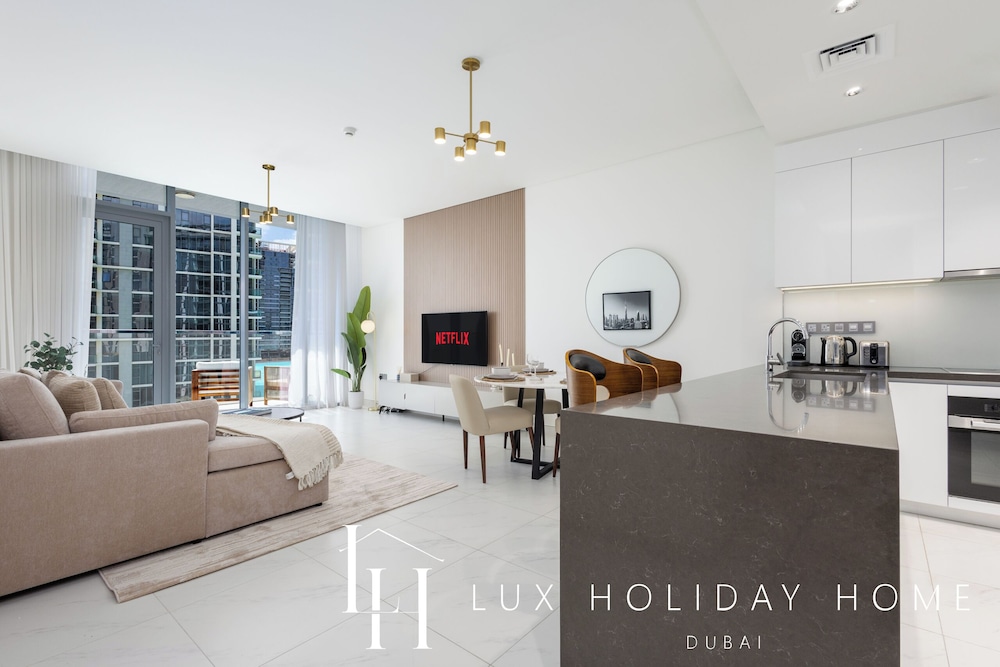 LUX | 2BR Lagoon View – District One, 10–15 min Burj Khalifa