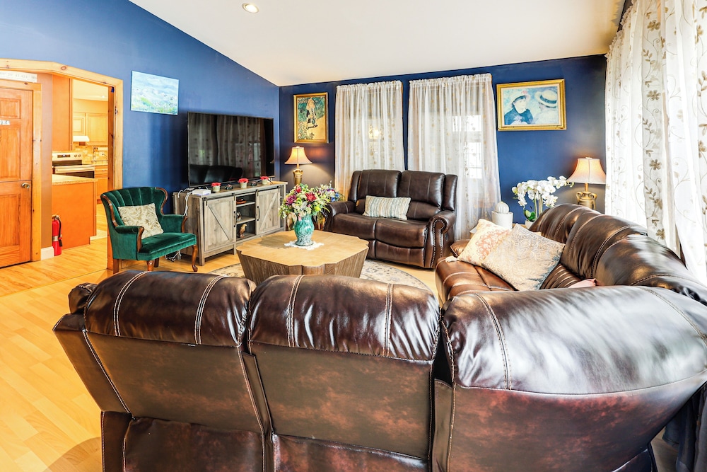 Family-friendly Home w/ Furnish Patio in Crystal!