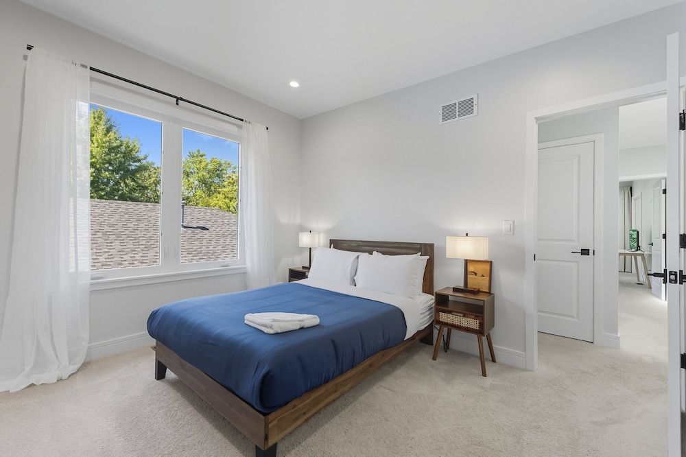 Bright Modern 3bed 2.5bath Evanston Home W/parking 3 Bedroom Home