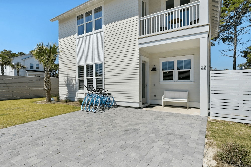 Emerald Escape by Avantstay Golf Cart Included Walk to Beach