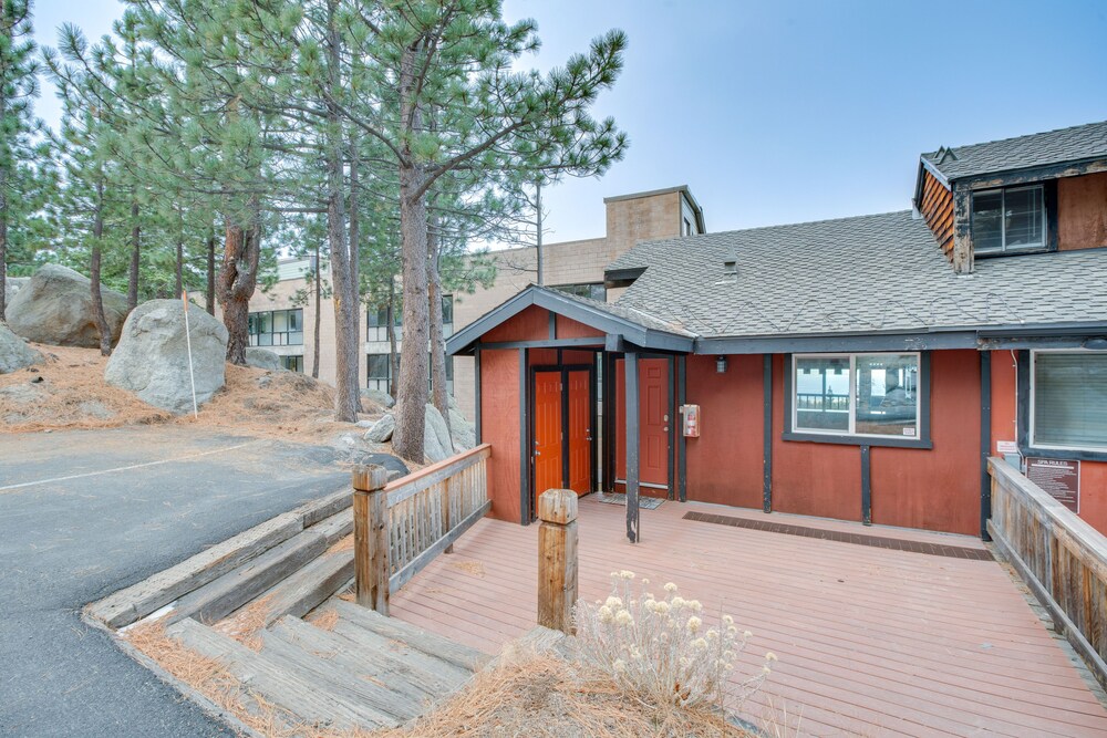 5 Mi to Lake Tahoe: Stateline Townhome view 5