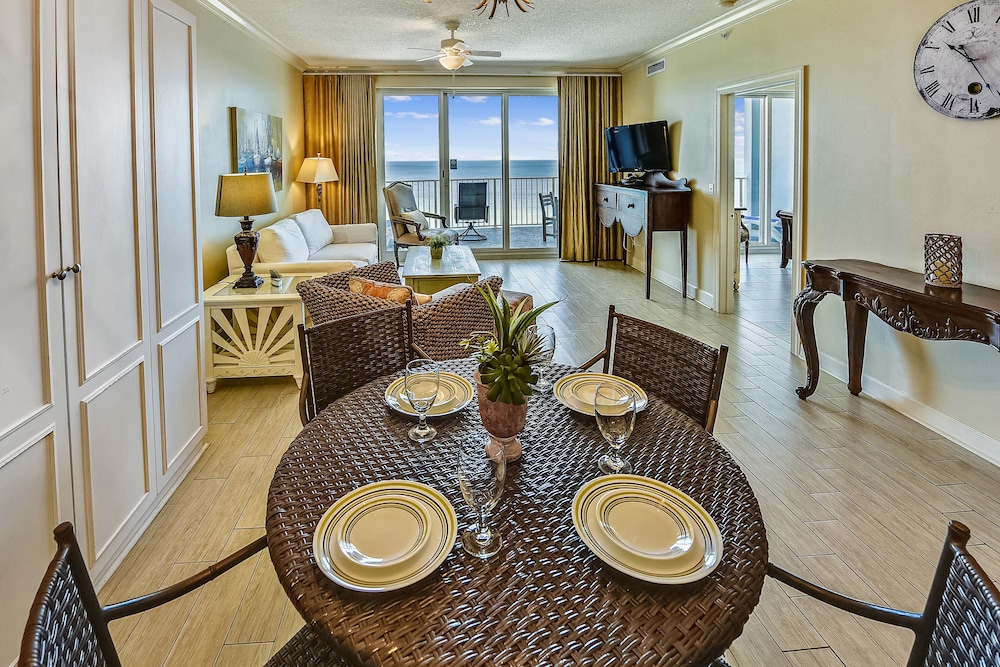 Twin Palms by Book That Condo