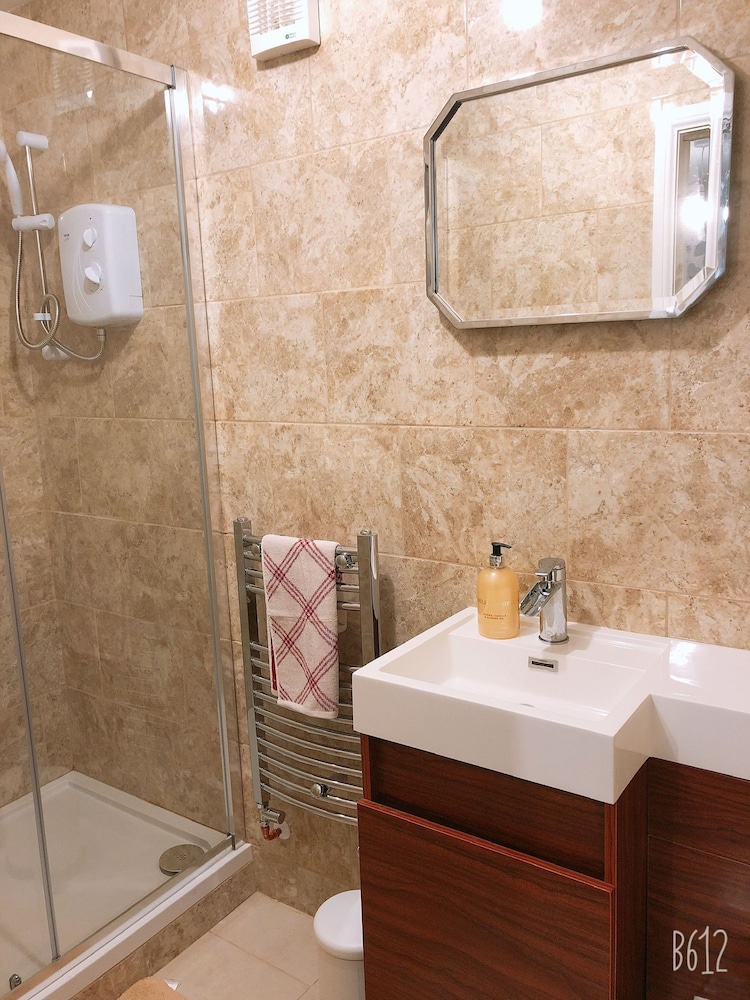 Two bedrooms self-contained flat with Free Parking - Flat 2
