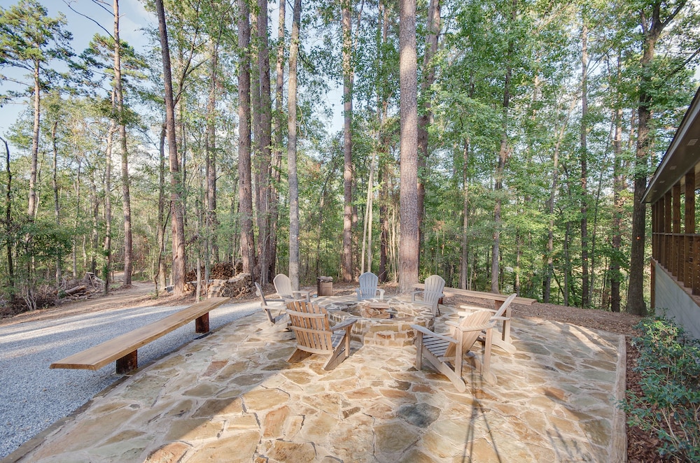 Mississippi Retreat w/ Hot Tub, Deck & Lake Views!