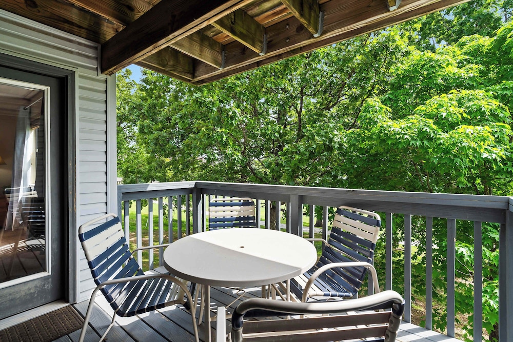 Ron's Retreat Stay for 6 With Resort Amenities