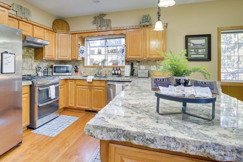 Family-friendly Home w/ Hot Tub in Big Bear!